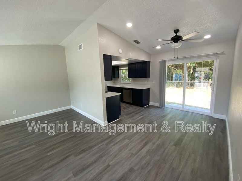 210 Saint Petersburg Drive Eastunit C - Photo 4 of 17