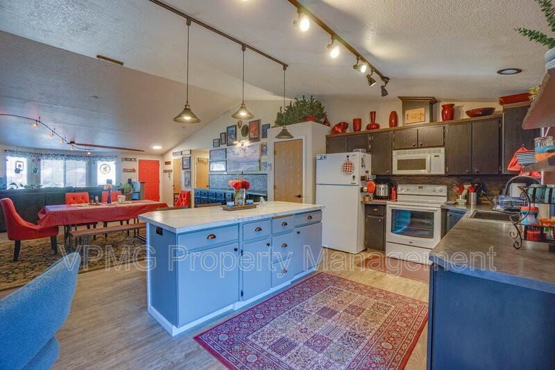 10505 Ne 80th St - Photo 5 of 26