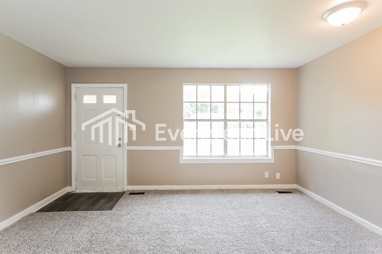 996 Minor Dr - Photo 3 of 15