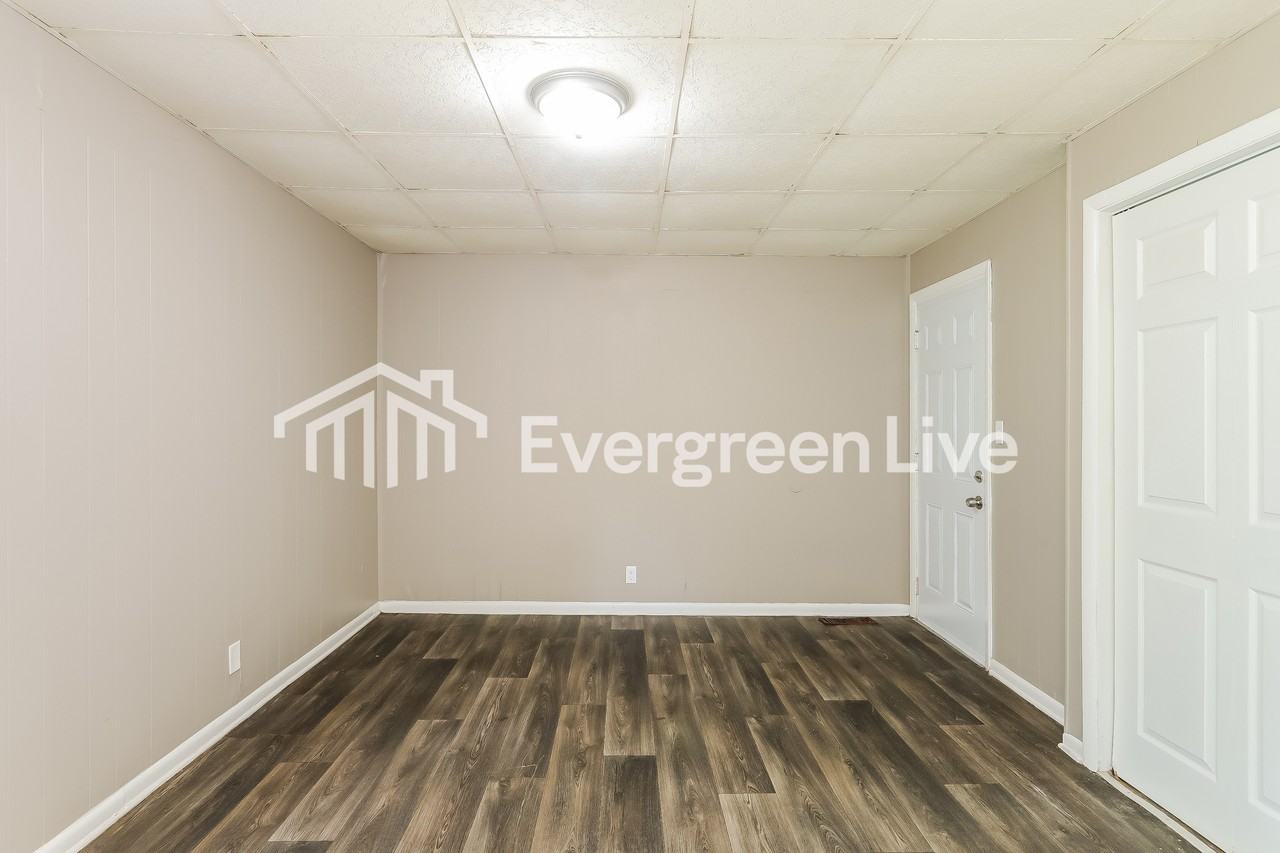 996 Minor Dr - Photo 4 of 15