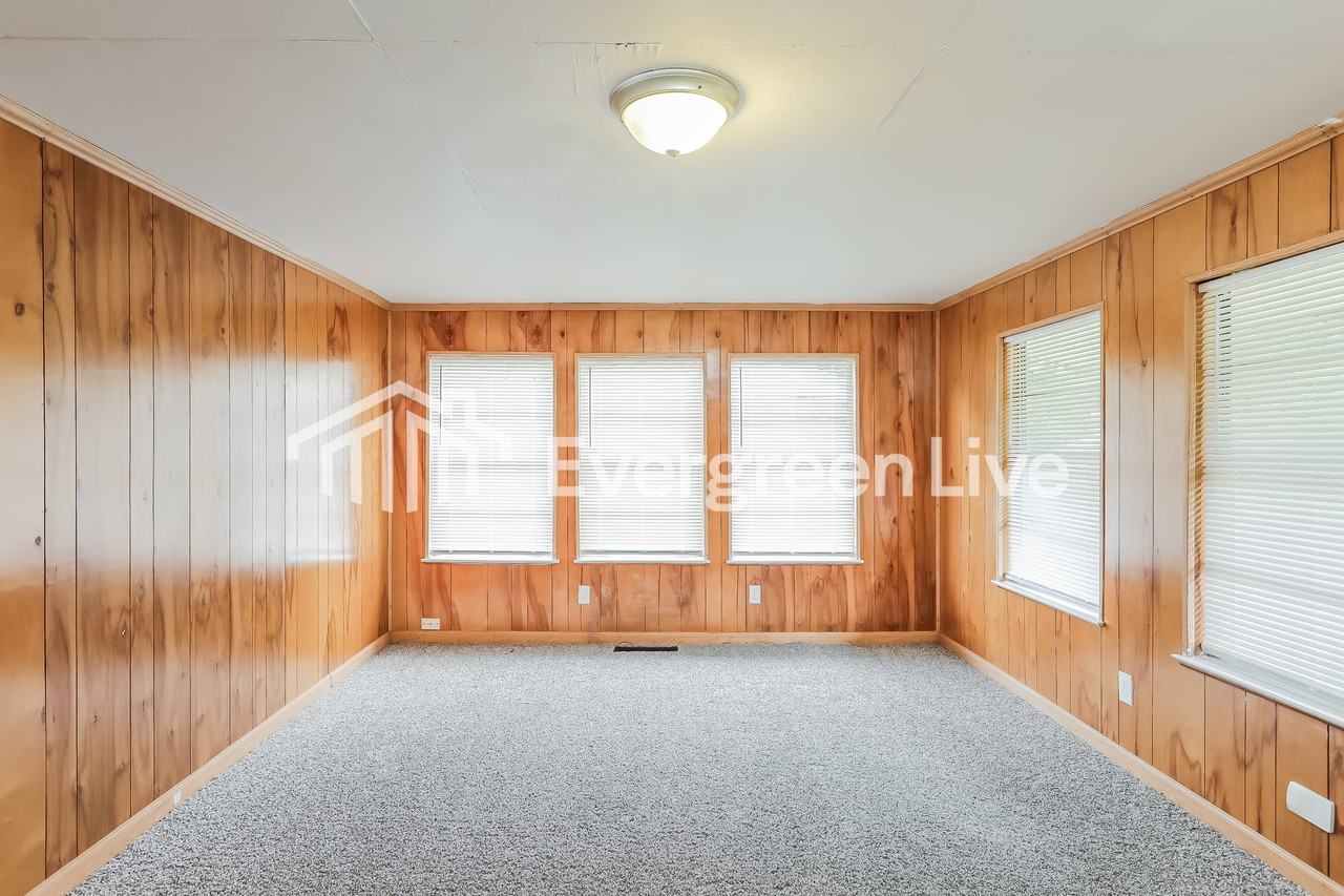 996 Minor Dr - Photo 6 of 15