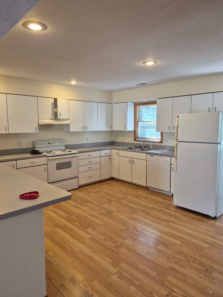 215 Grover Street - Photo 4 of 9