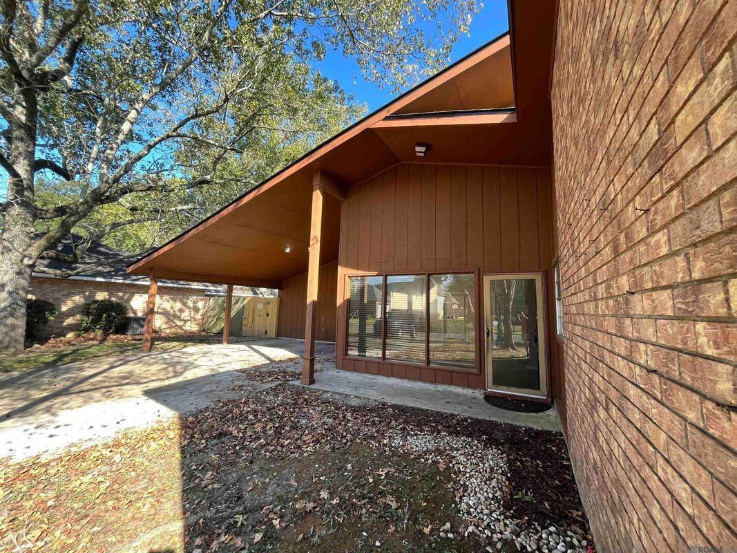 1018 Tanglebriar Dr - Photo 2 of 31