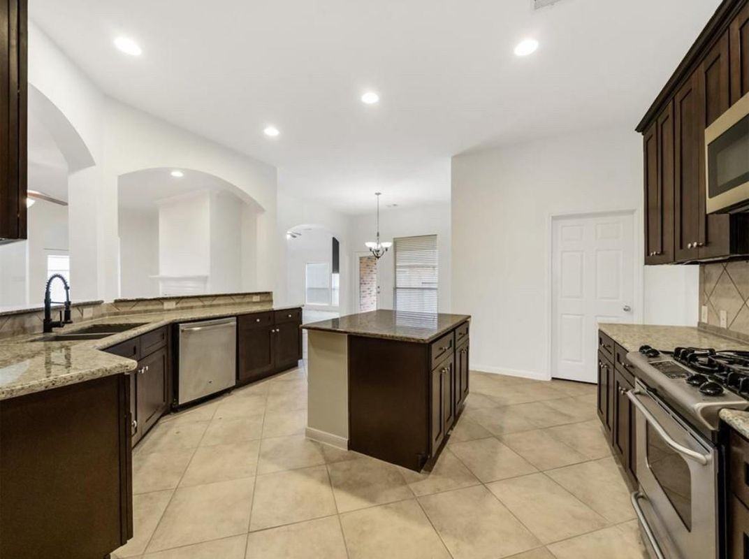 706 Silver Creek Cir - Photo 2 of 4