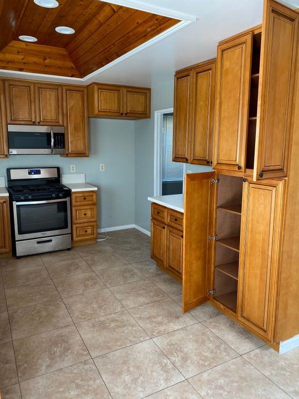 2441 Saint Clair Ave - Photo 6 of 12