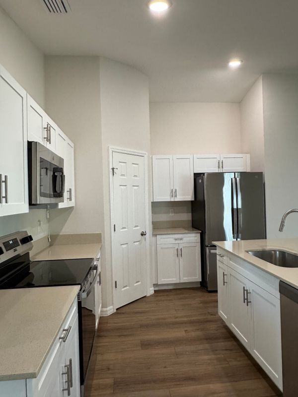 1563 Ellesmere Ave - Photo 3 of 16