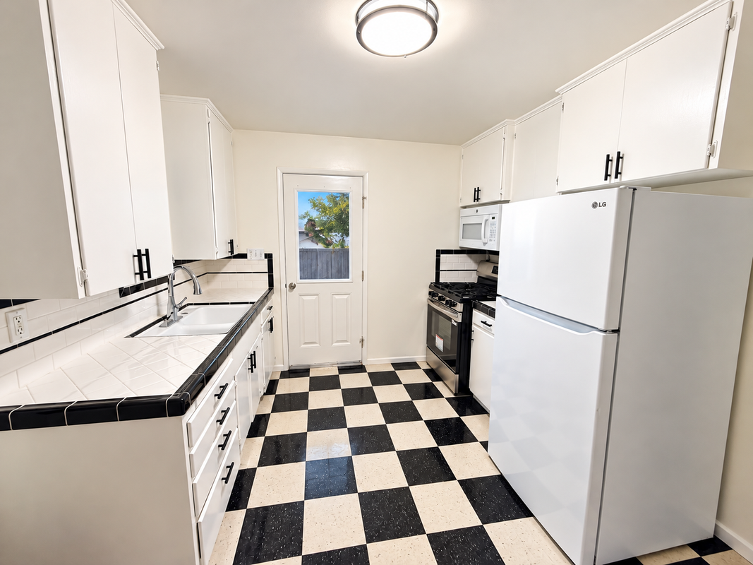 2108 W Valencia Dr - Photo 5 of 7