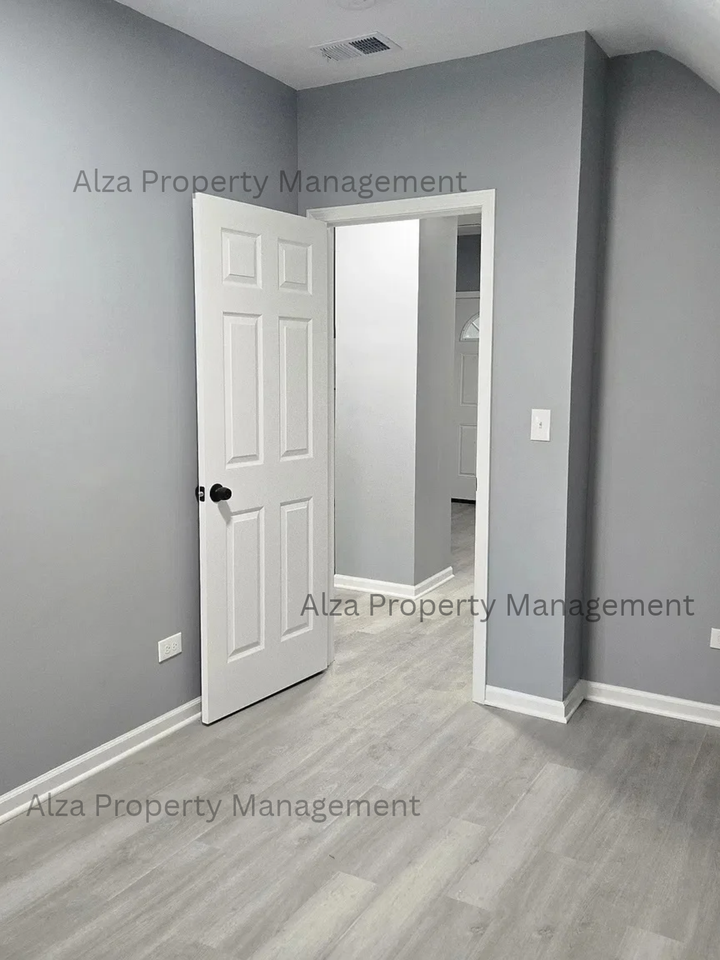 1639 Victoria Avenue - Photo 4 of 8
