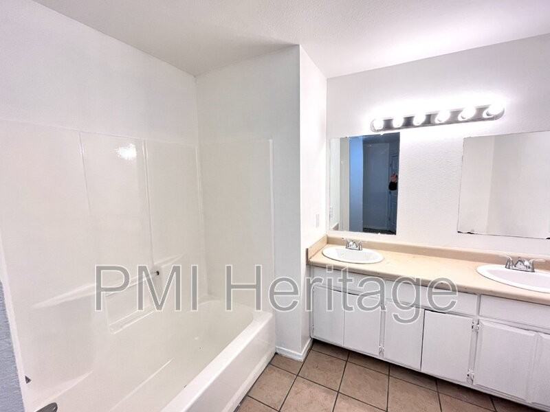 606 Virginia St #103 - Photo 3 of 11