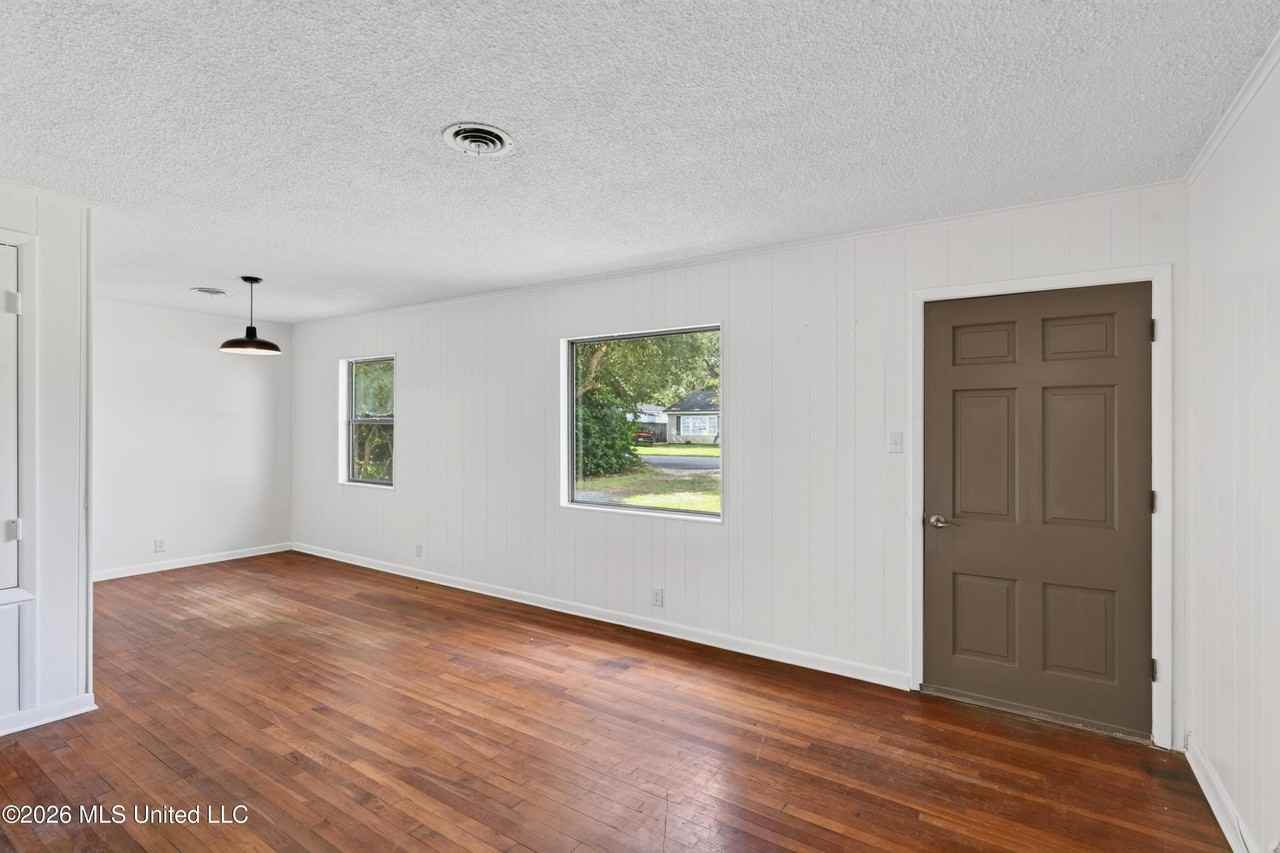 106 Rosemary Ave - Photo 7 of 46