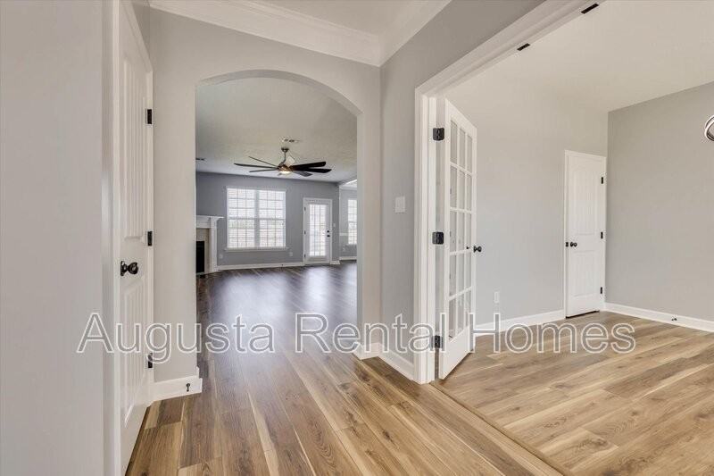 1015 Rosland Cir - Photo 6 of 50