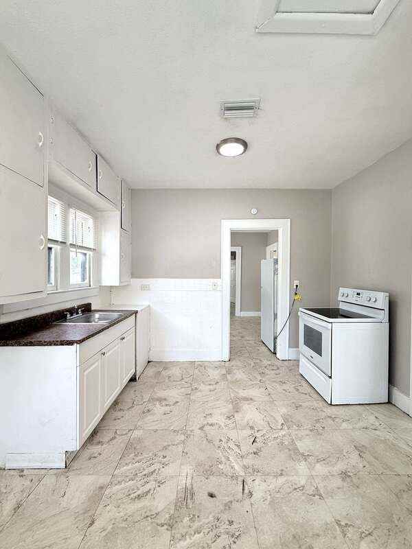 548 Woodlawn St - Photo 6 of 48