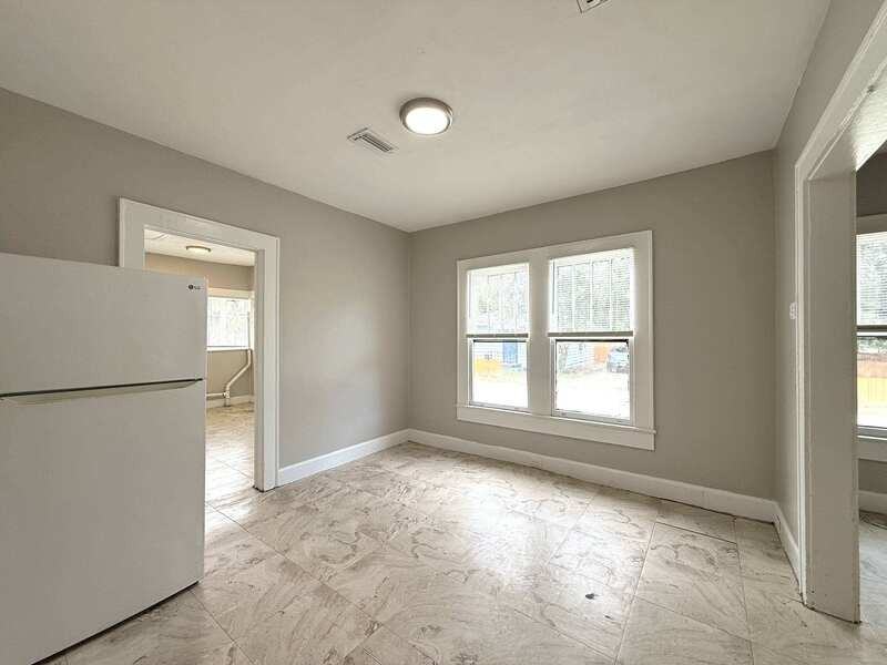 548 Woodlawn St - Photo 7 of 48