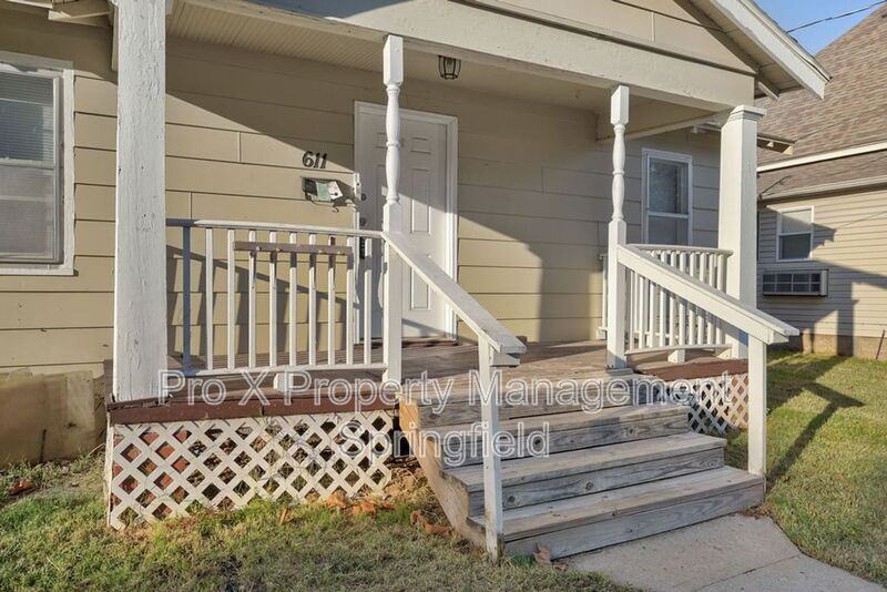 611 W Calhoun St - Photo 2 of 17