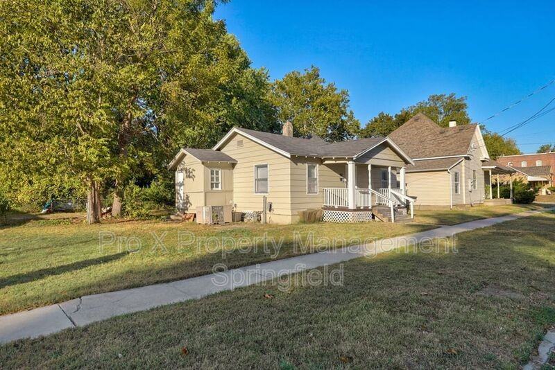 611 W Calhoun St - Photo 3 of 17