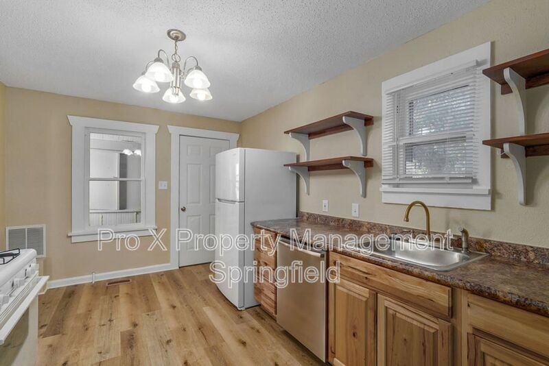 611 W Calhoun St - Photo 4 of 17
