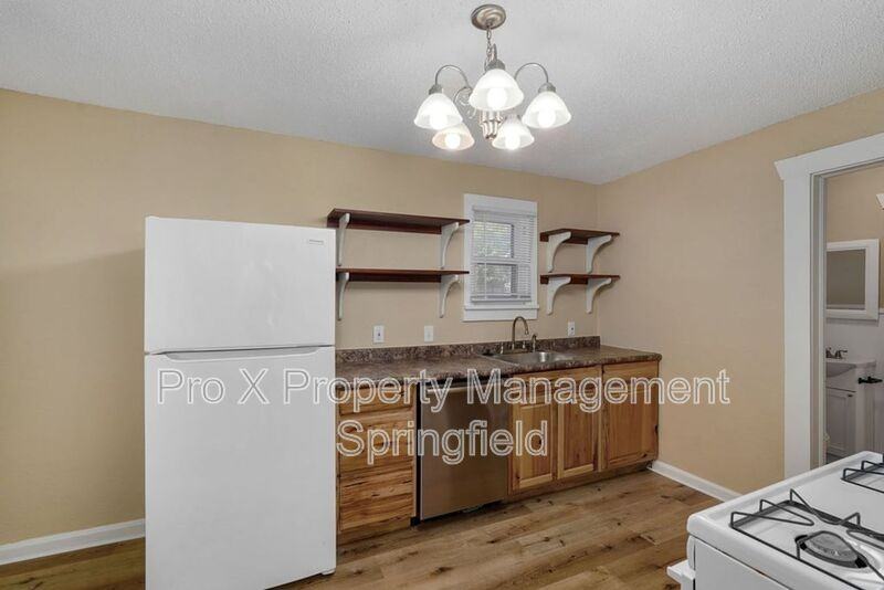 611 W Calhoun St - Photo 5 of 17