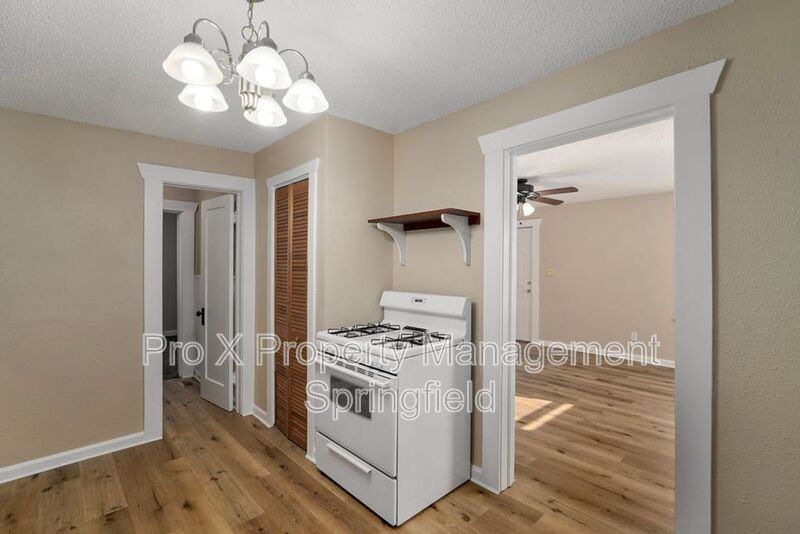 611 W Calhoun St - Photo 6 of 17