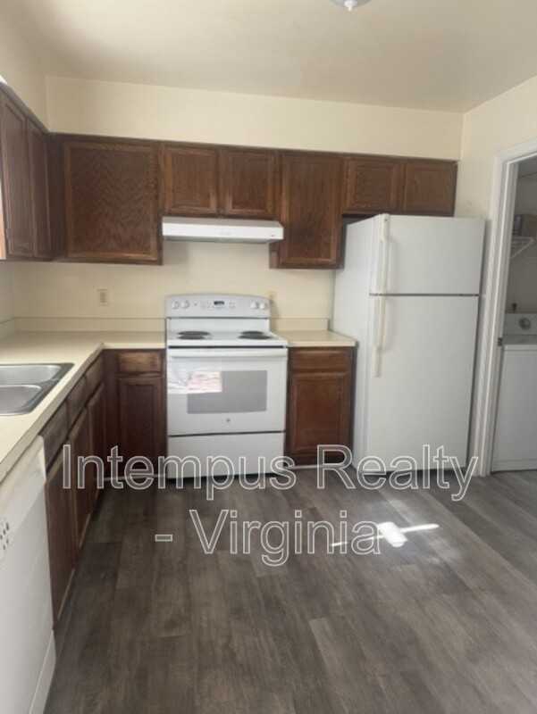 410 Forest Ct - Photo 4 of 12