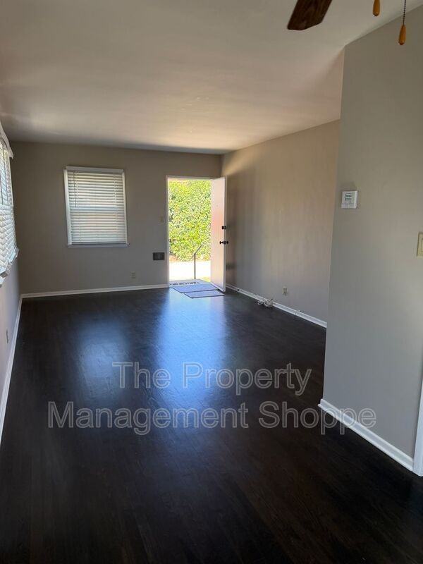 245 Lynn Dr - Photo 4 of 12