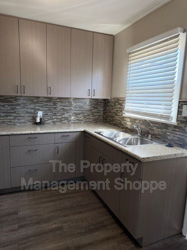 245 Lynn Dr - Photo 5 of 12