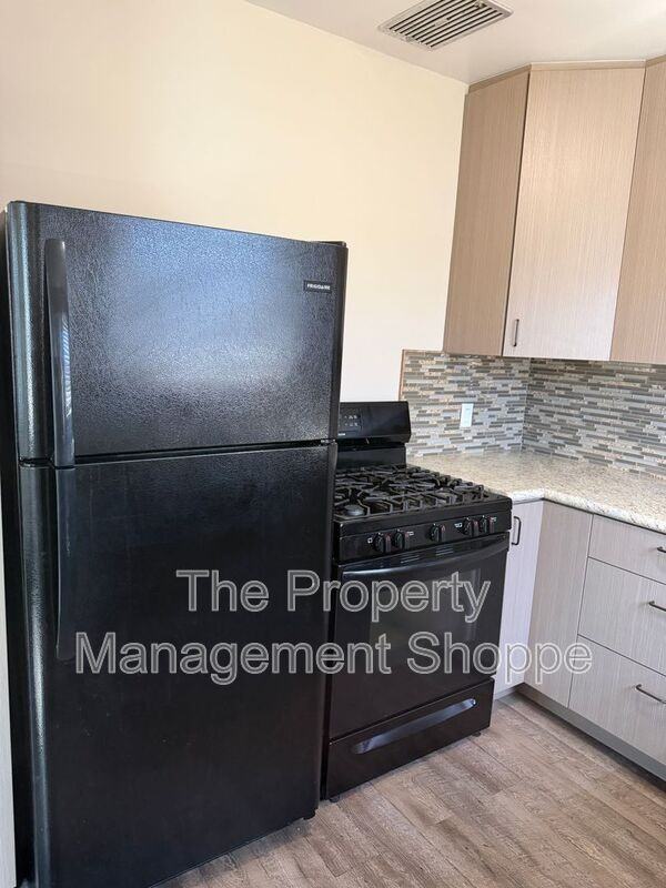 245 Lynn Dr - Photo 6 of 12