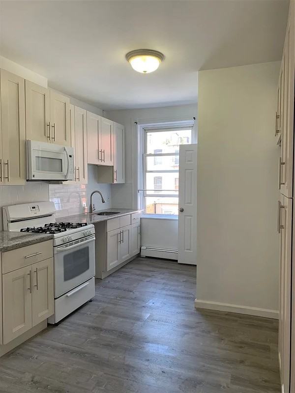50 Bright St #3L - Photo 2 of 12