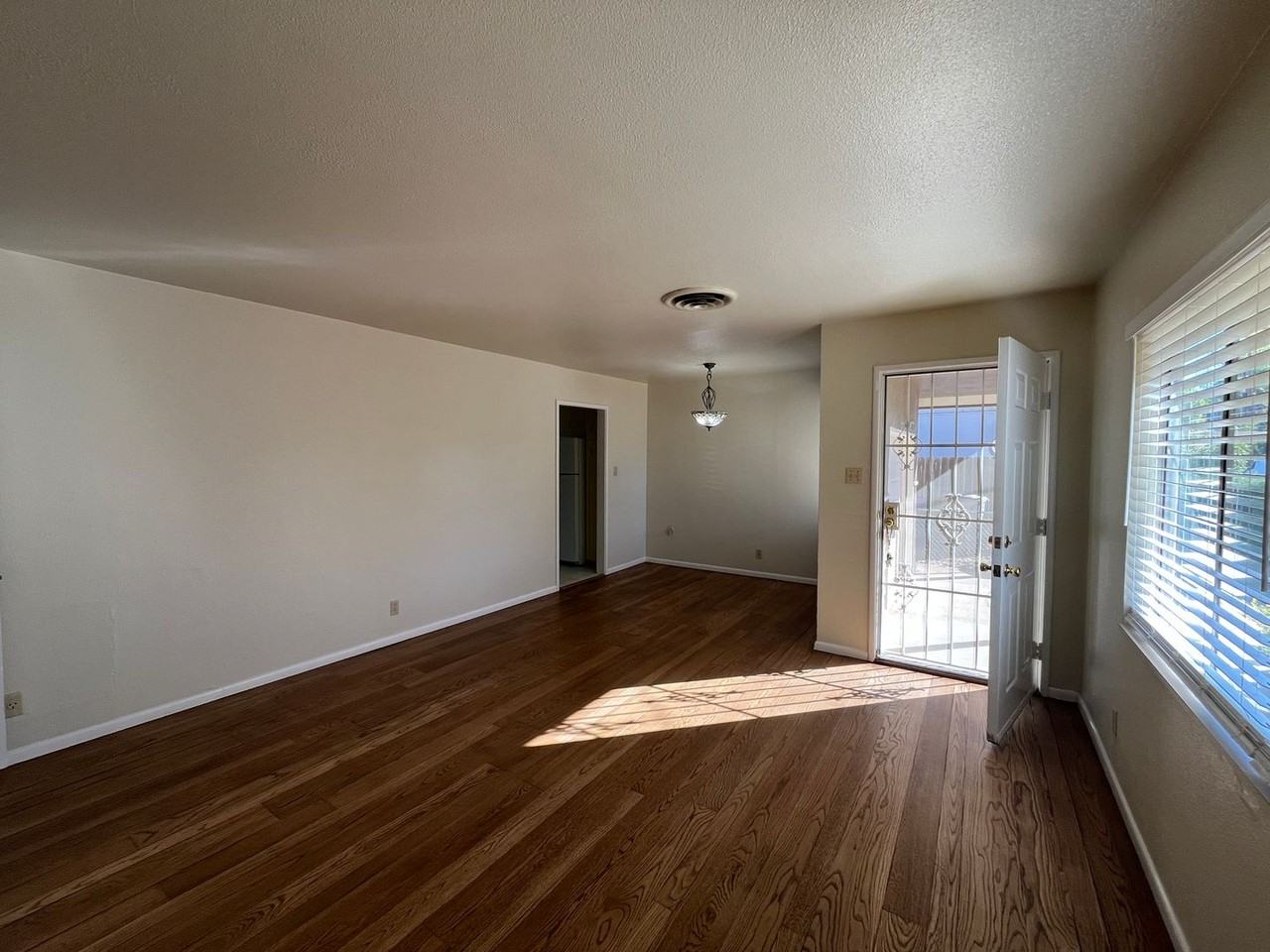 1109 2nd St - Photo 3 of 17