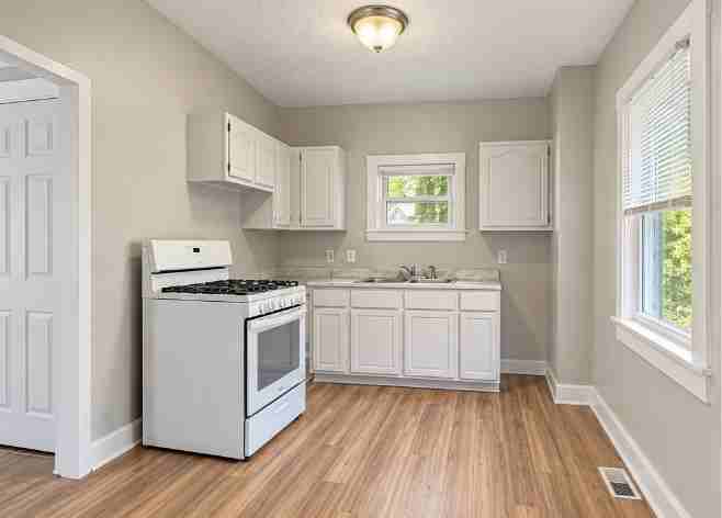 11909 Holborn Ave - Photo 2 of 14
