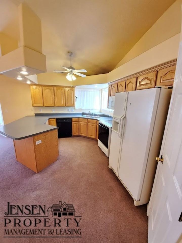 562 N Summit Rdg - Photo 7 of 31