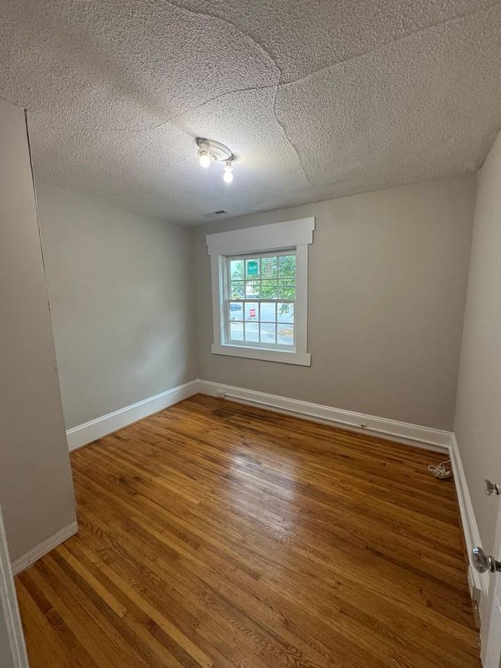 238 E Broad St - Photo 5 of 8