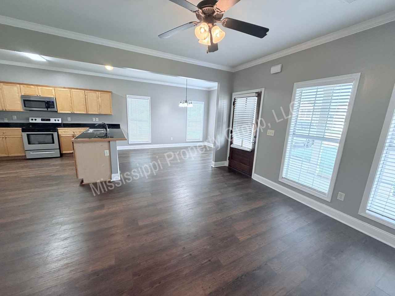 303 Shumard Cv - Photo 4 of 36