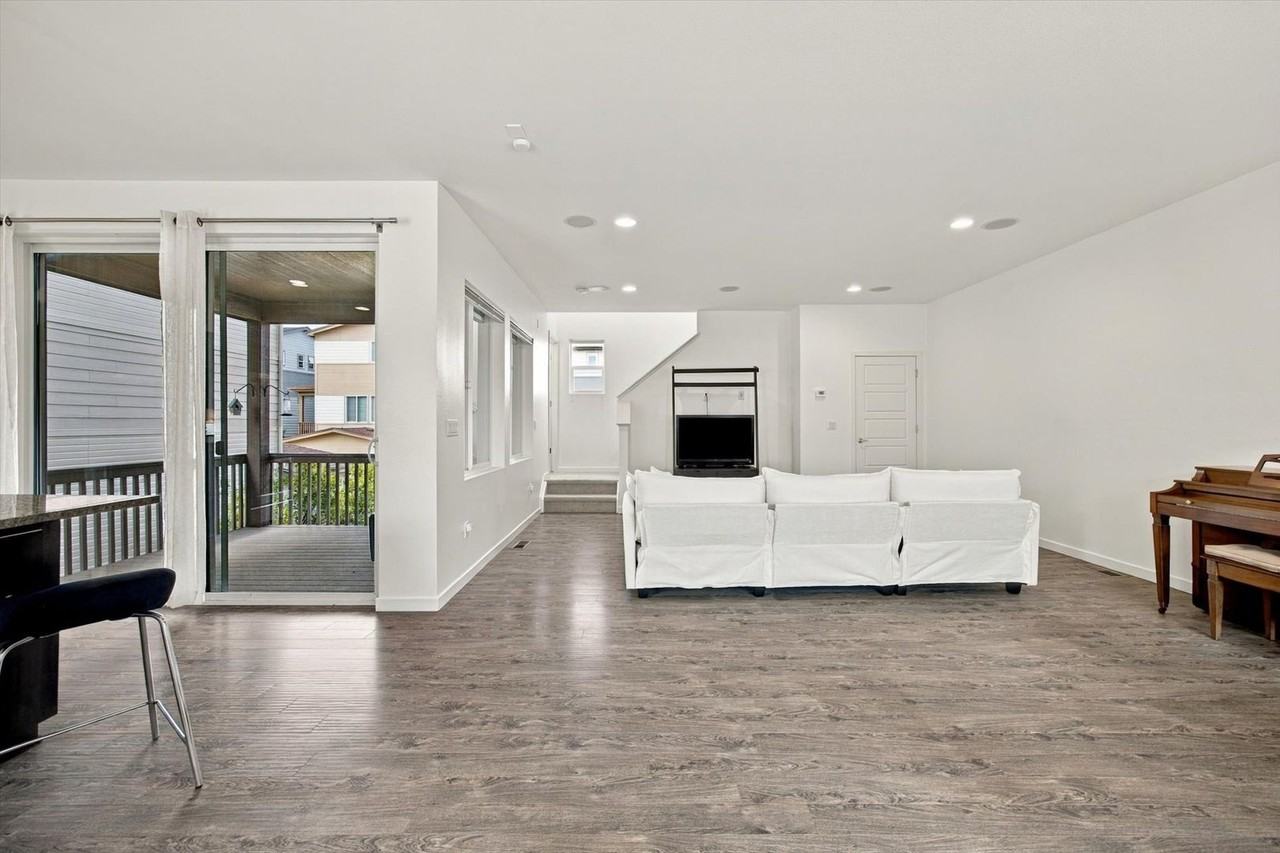 3403 Cranston Cir - Photo 4 of 32