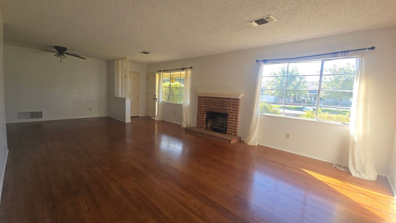 2071 Short Dr - Photo 3 of 11
