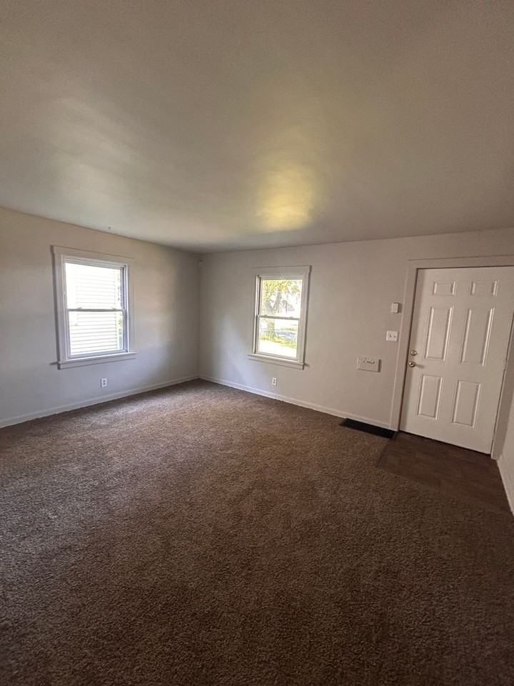 4011 S Park Dr - Photo 2 of 9