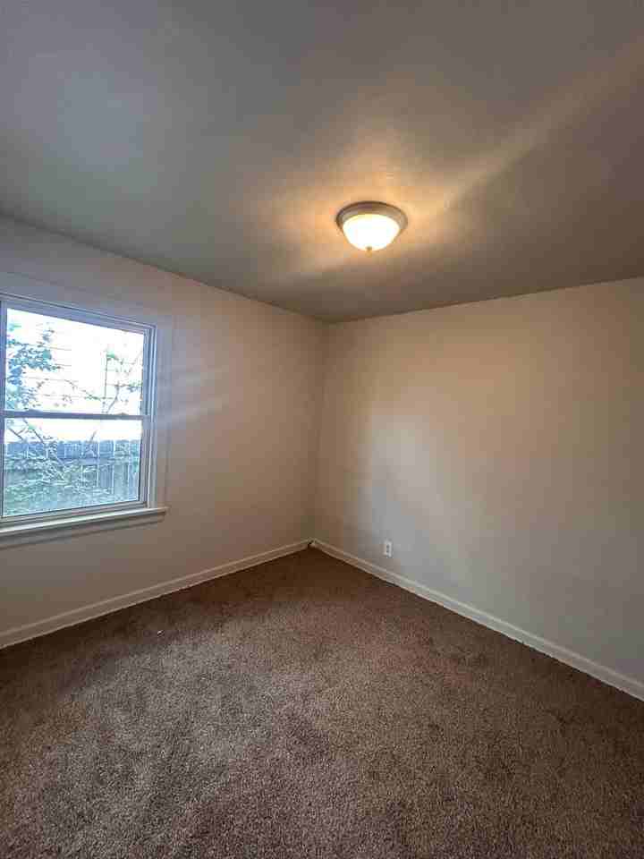 4011 S Park Dr - Photo 4 of 9