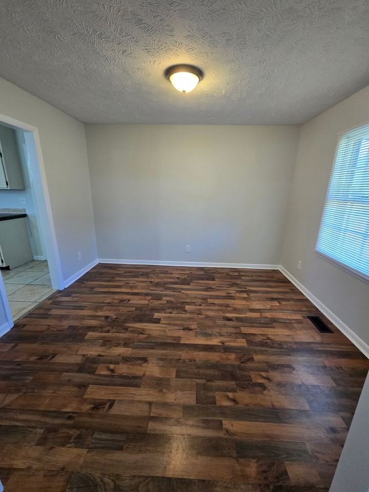 1105 Quailwood Dr - Photo 5 of 12