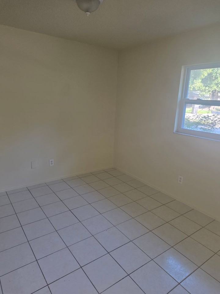 5622 7th Street Ct E - Photo 3 of 10