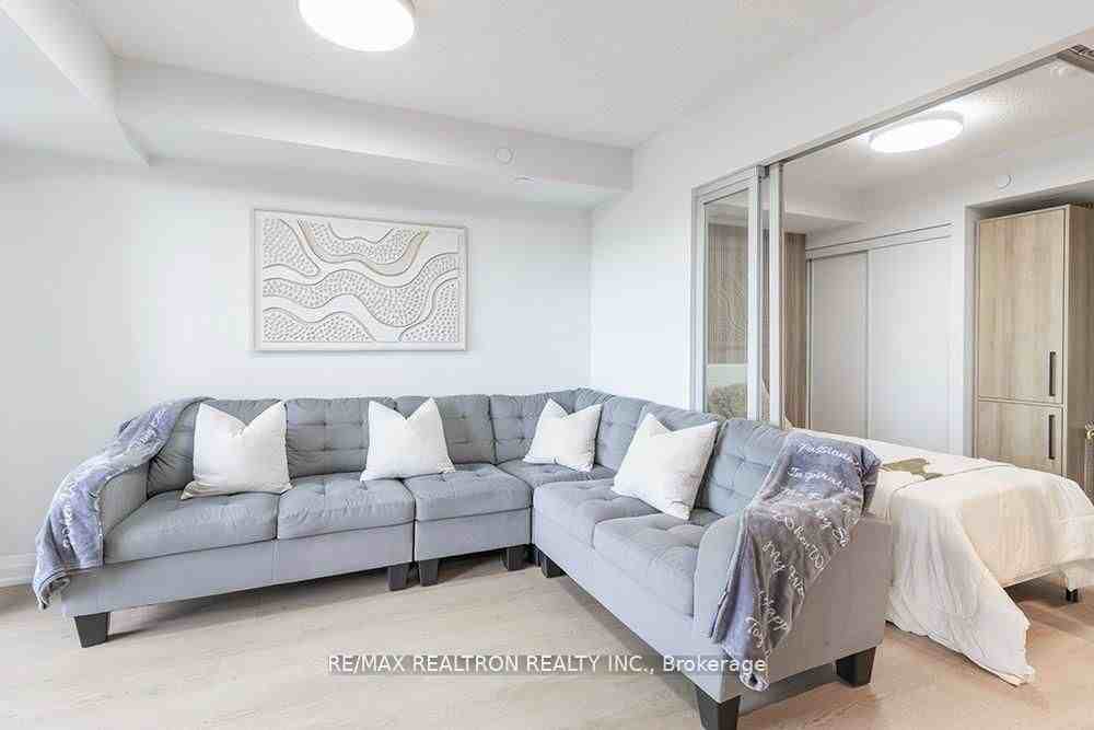 20 Meadowglen Place #322