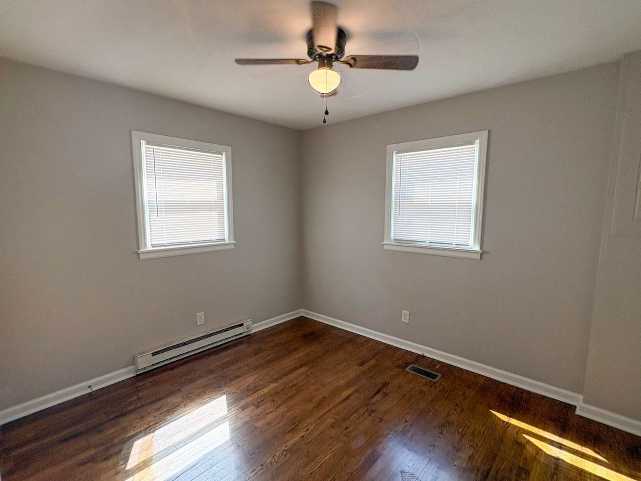5637 Pope St - Photo 5 of 12