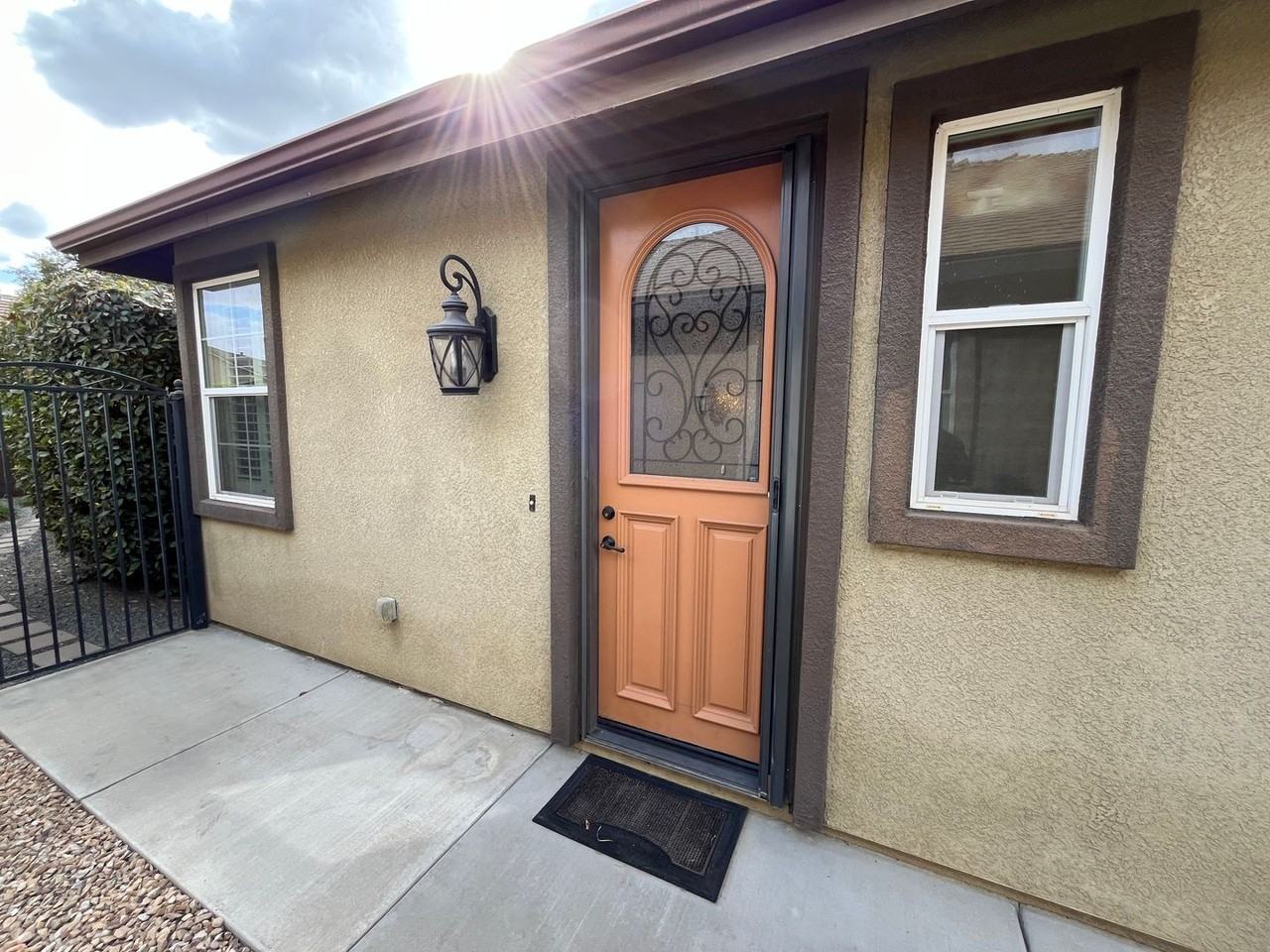 2139 W Clare Ave - Photo 2 of 12