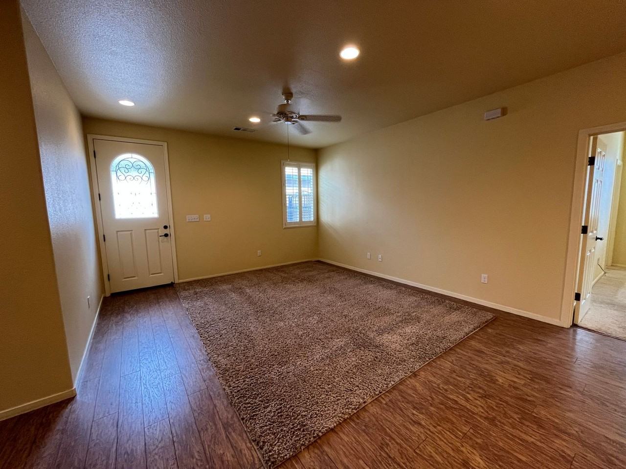 2139 W Clare Ave - Photo 3 of 12