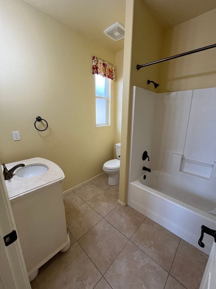 2139 W Clare Ave - Photo 6 of 12