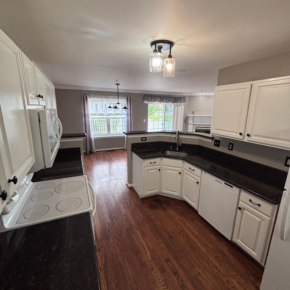 207 Hampshire Dr - Photo 2 of 50