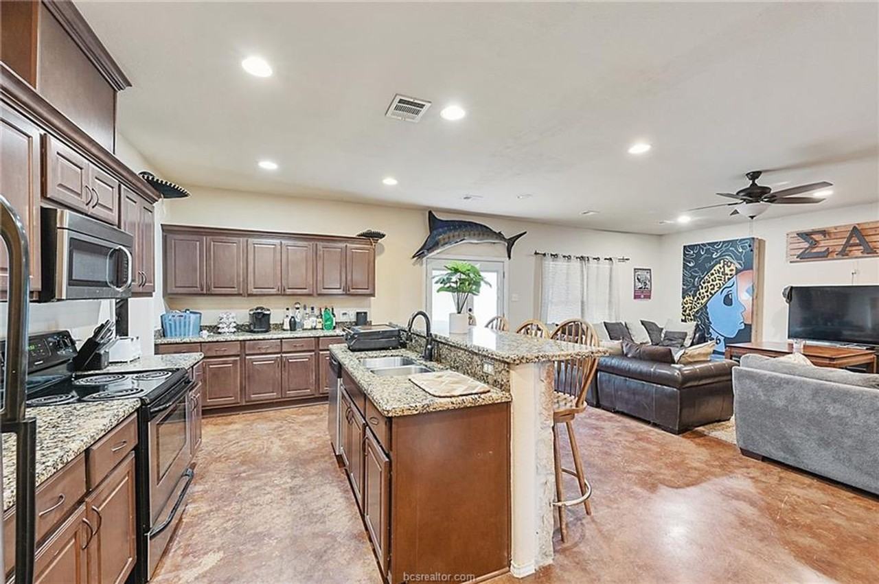 4401 Nagle St - Photo 2 of 11