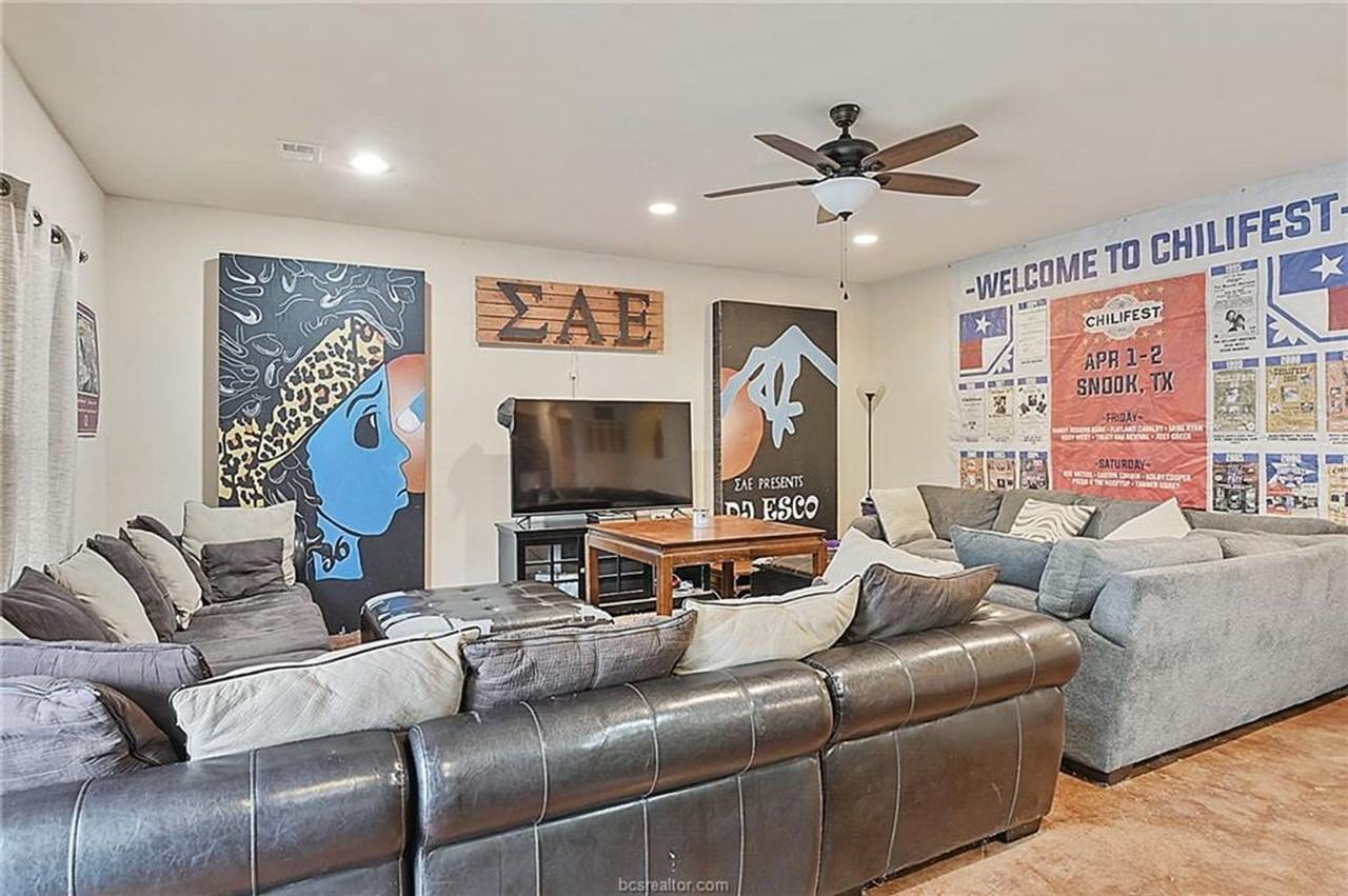 4401 Nagle St - Photo 4 of 11
