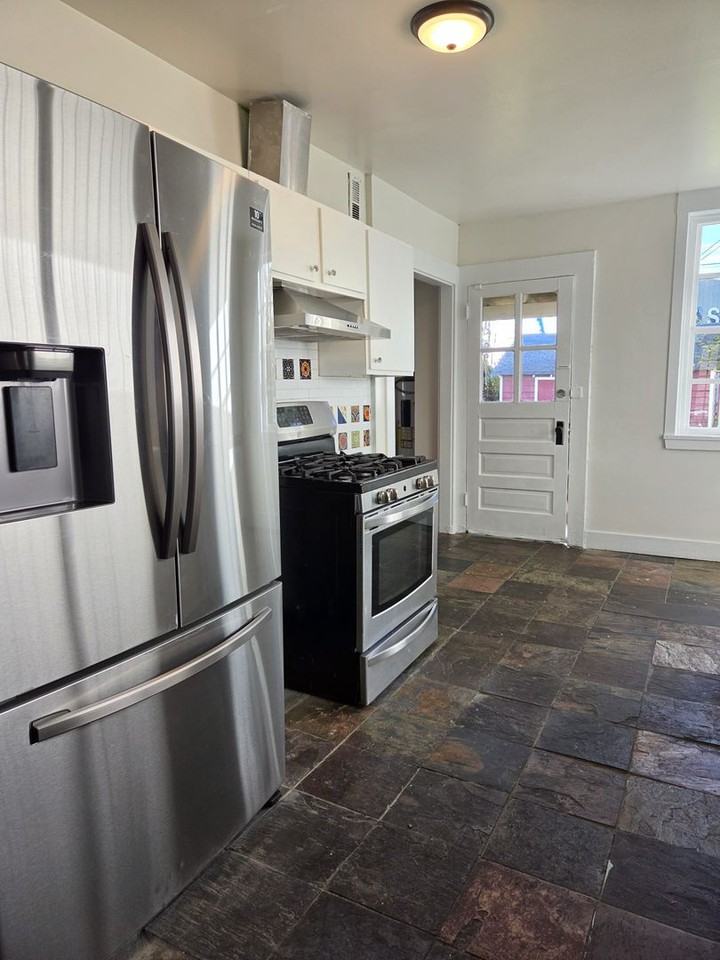 2029 Lincoln St - Photo 3 of 13