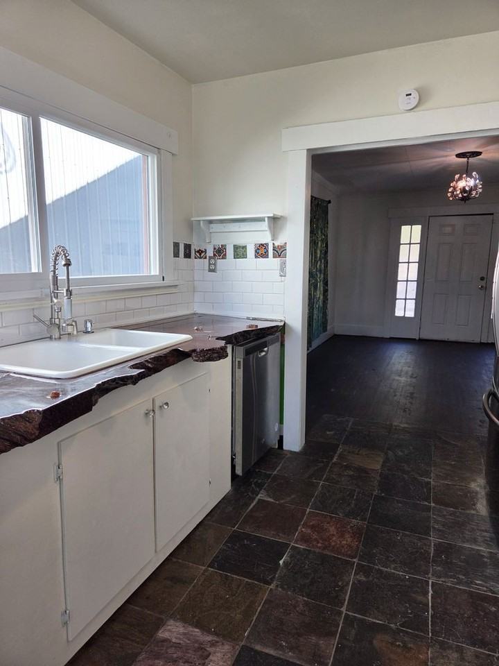 2029 Lincoln St - Photo 4 of 13