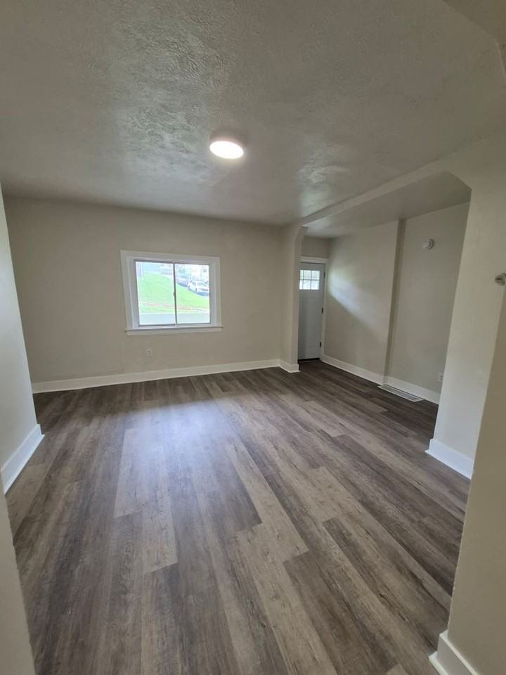 1701 Leolyn St - Photo 2 of 21