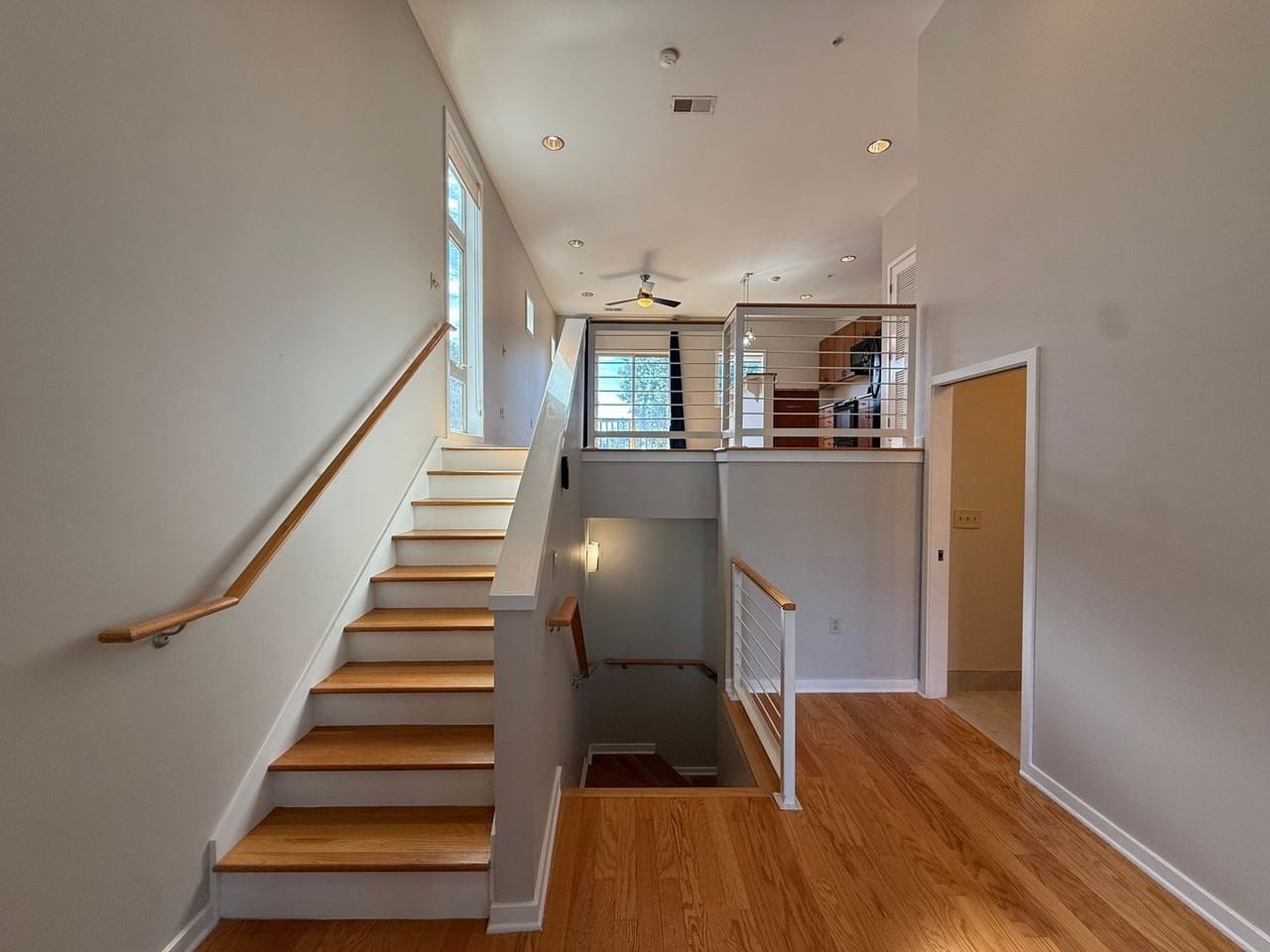 836 E 8th St - Photo 4 of 18
